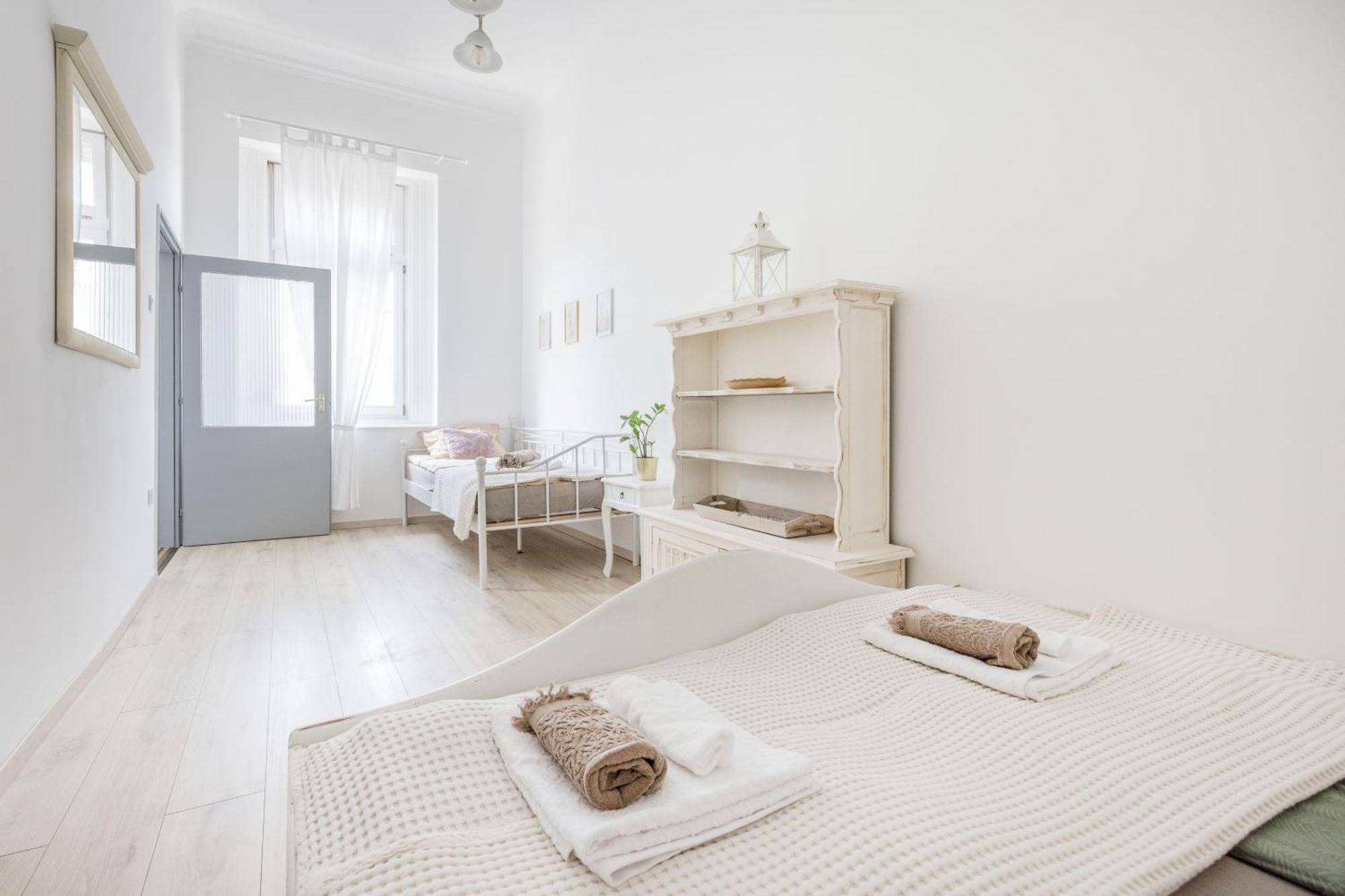 A Touch Of Provence And Pastels In The Centre Lejlighed Budapest Eksteriør billede