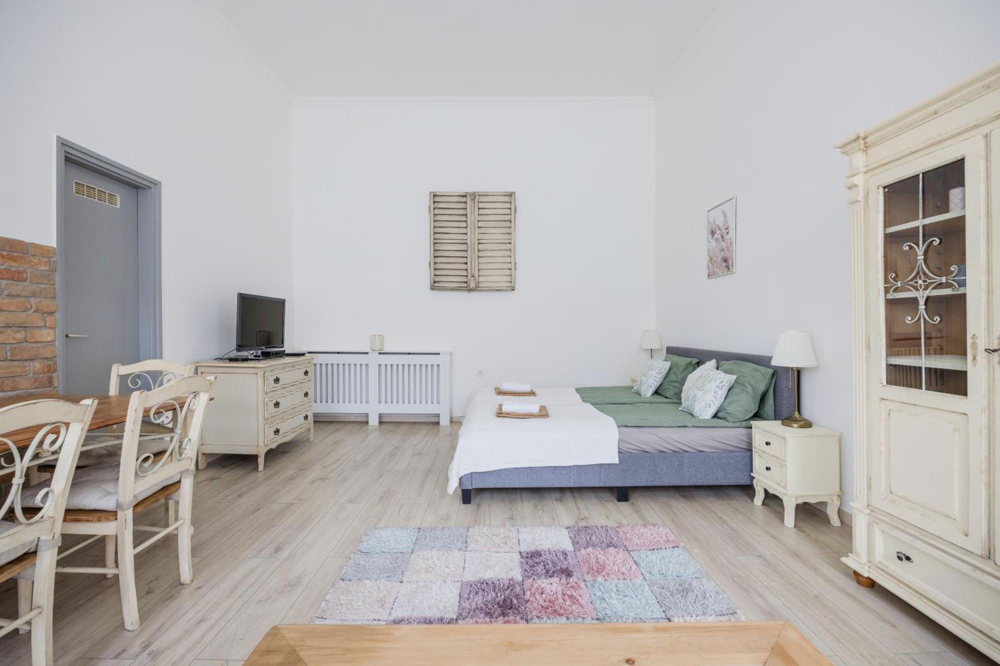 A Touch Of Provence And Pastels In The Centre Lejlighed Budapest Eksteriør billede